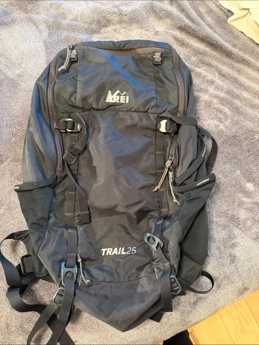 REI Black Trail 25 Men's Backpack - Picture 1 of 8
